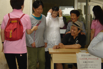埼玉県加須市の避難所を訪れた西田敏行さん
