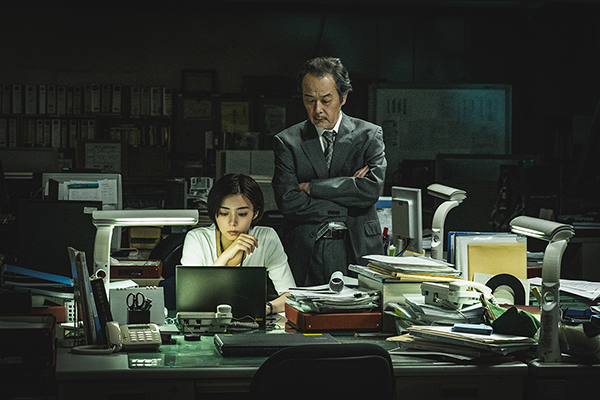 Netflixシリーズ『地面師たち』池田エライザ／リリー・フランキー